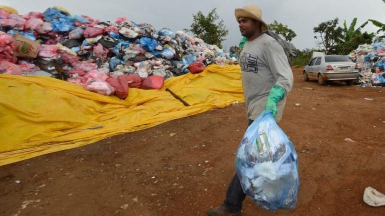 Catadores de material reciclável receberão auxílio, mas só se forem MEI