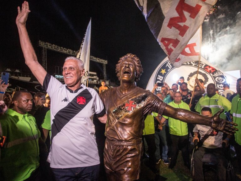 Com Zico, Vasco inaugura estátua para ídolo Roberto Dinamite em São Januário