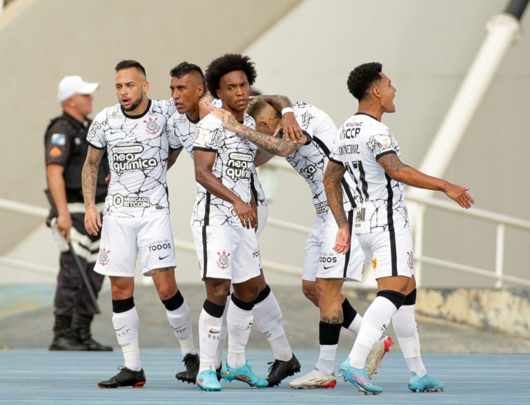 Com show de Willian, Corinthians se recupera e faz 3 a 1 no Botafogo na estreia do Brasileirão