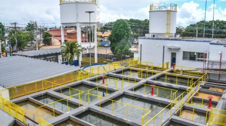 Equipes do Saae de Linhares executam serviços na Estação de Bebedouro para eliminar a turbidez da água