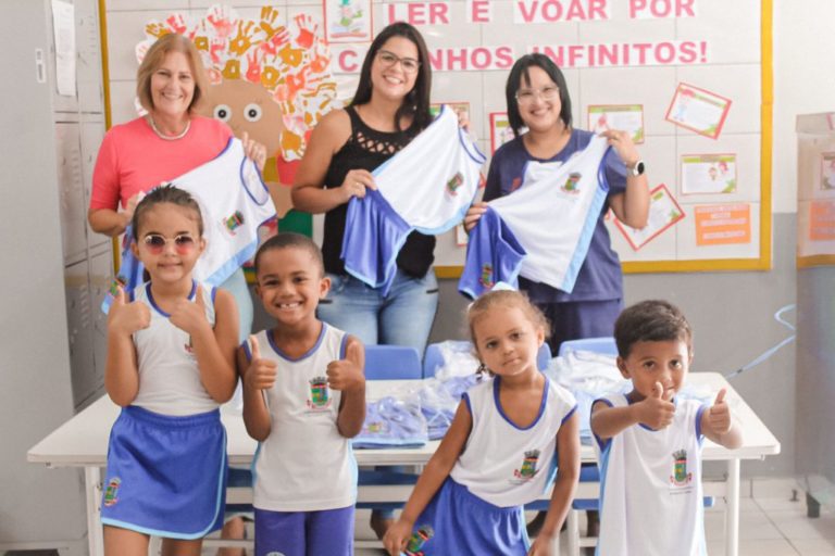 Escolas da Prefeitura de Linhares começam a receber uniformes   		