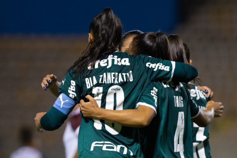 Em Barueri, Palmeiras vence o Flamengo pelo Brasileirão feminino e assume a ponta da tabela