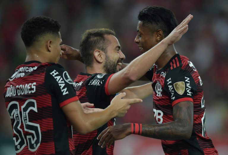 Flamengo bate o Talleres no Maracanã e segue 100% na Libertadores