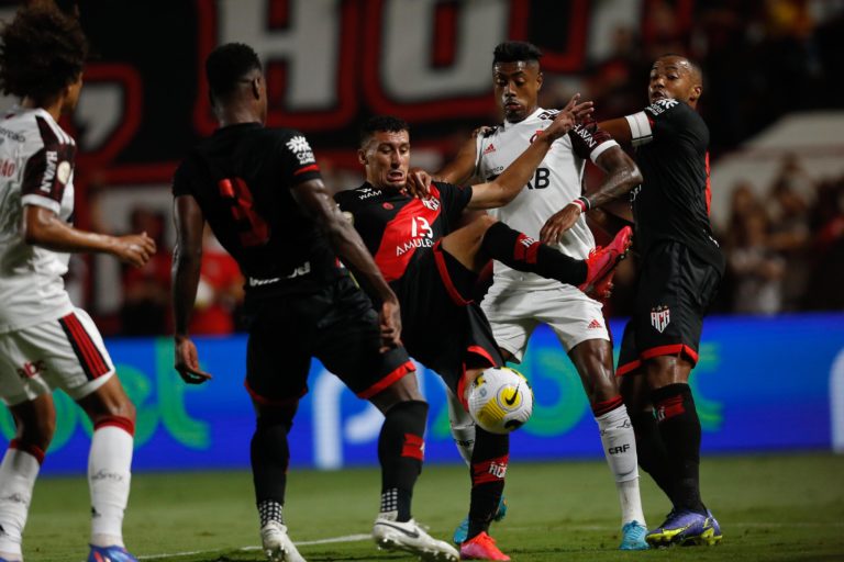 Flamengo empata com o Atlético-GO em Goiânia na estreia do Brasileirão