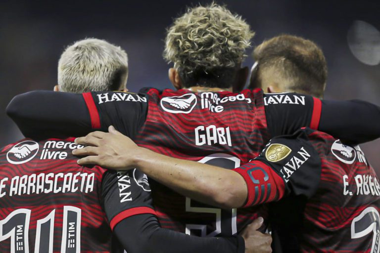 Flamengo vence a Universidade Católica no Chile e segue invicto na Libertadores