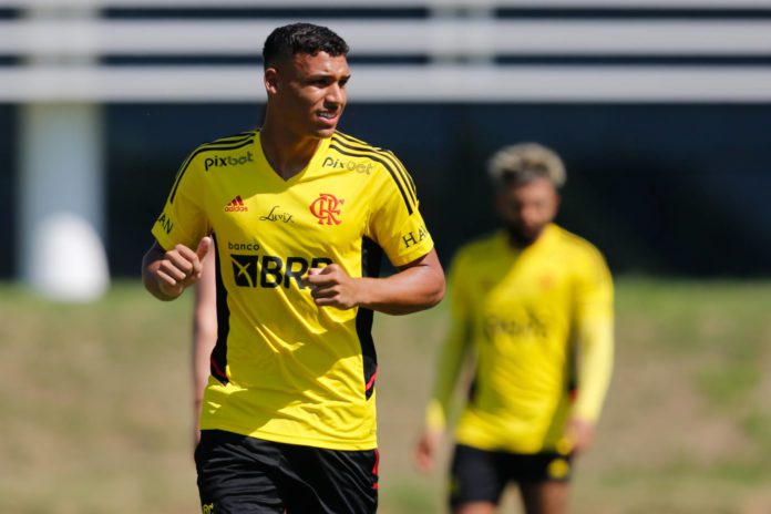 Jovem Victor Hugo ganha sua primeira chance entre os profissionais do Flamengo