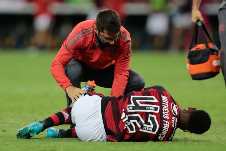 Matheus França é operado com sucesso e será desfalque do Flamengo por 4 meses