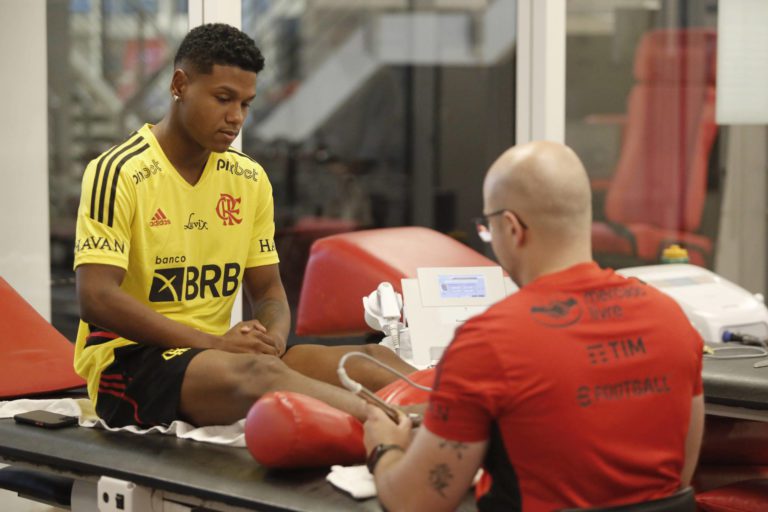 Matheus França inicia tratamento no Flamengo após cirurgia