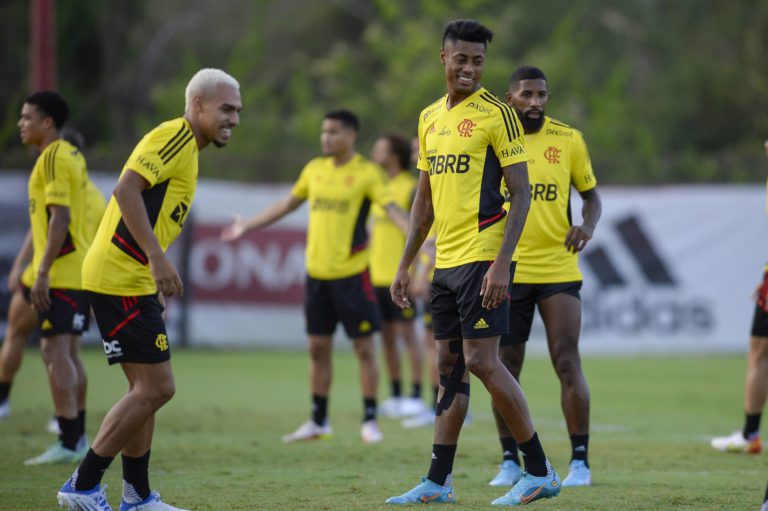 Matheuzinho e Bruno Henrique avançam em recuperação e podem viajar com o elenco do Flamengo