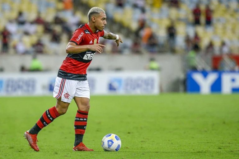 Matheuzinho, lateral do Flamengo, é elogiado por Dani Alves