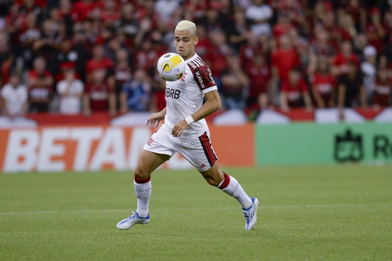 Meio-campista Andreas Pereira fica ainda mais longe do Flamengo