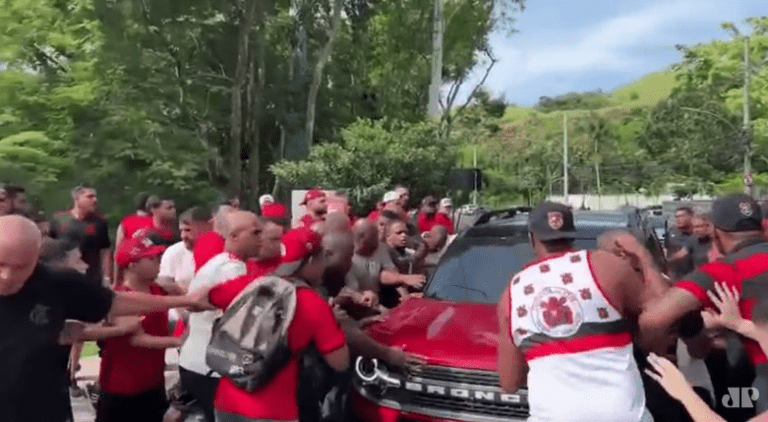 Torcedores do Flamengo protestam contra elenco no CT Ninho do Urubu