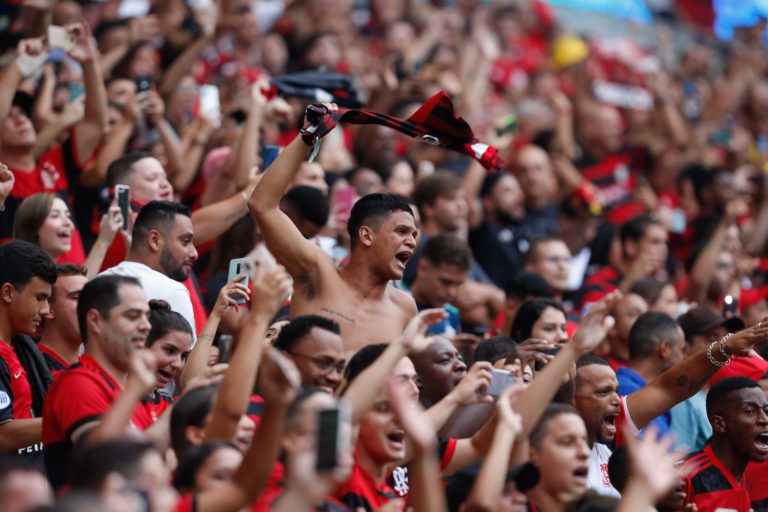 Torcedores do Flamengo protestam em embarque do elenco para o Peru