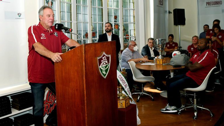 Abel Braga se desculpa após provocar o Flamengo em comemoração do Fluminense: “Não compactuo com a violência”