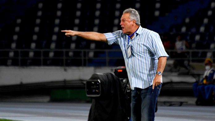 Abel Braga vê Junior melhor contra o Fluminense, mas reclama da arbitragem