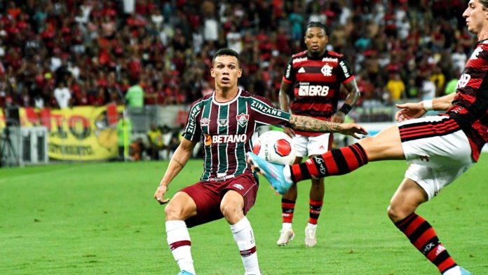 Lateral Calegari exalta Fluminense, mas prega foco na final do Carioca