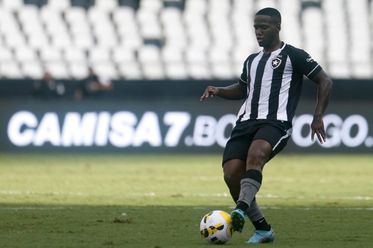 Fora dos planos, lateral Jonathan Silva não deve renovar com o Botafogo