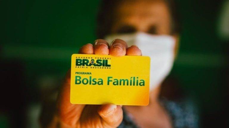 Governo quer trocar cartões do Bolsa Família por Auxílio Brasil