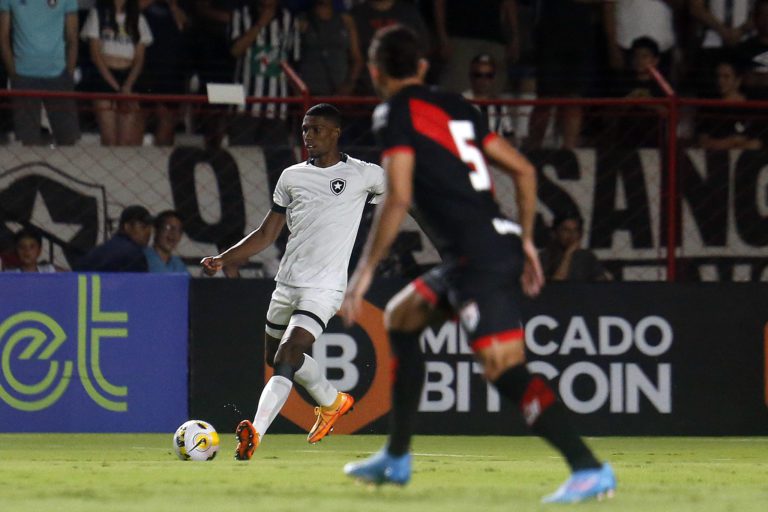 Kanu não treina e Cuesta deve ganhar vaga na zaga do Botafogo