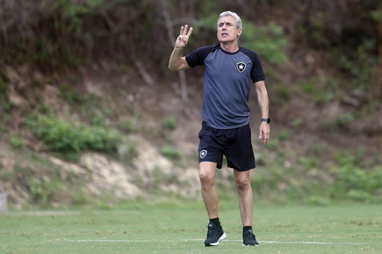 Luís Castro admite necessidade de evolução rápida do Botafogo