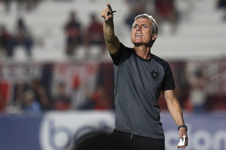 Luís Castro exalta versatilidade do Botafogo em empate no Brasileiro