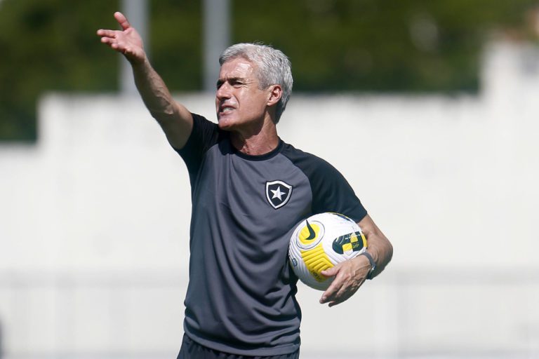 Luís Castro vai estrear em casa pelo Botafogo contra o Juventude