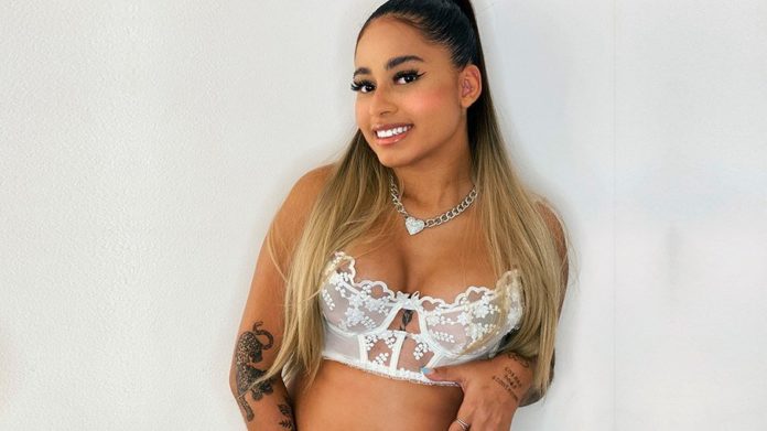 Mc Loma faz ensaio e mostra a barriga de quatro meses de gestação