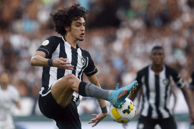 Matheus Nascimento lamenta chances perdidas pelo Botafogo em derrota