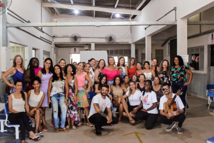 Músicos do projeto Cantarolar prestam homenagem à servidores do Ceim Manoel Farias de Souza