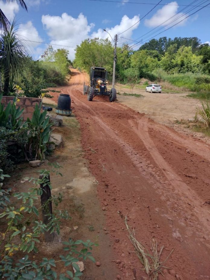 Obras de melhorias são feitas nas estradas do interior e da cidade