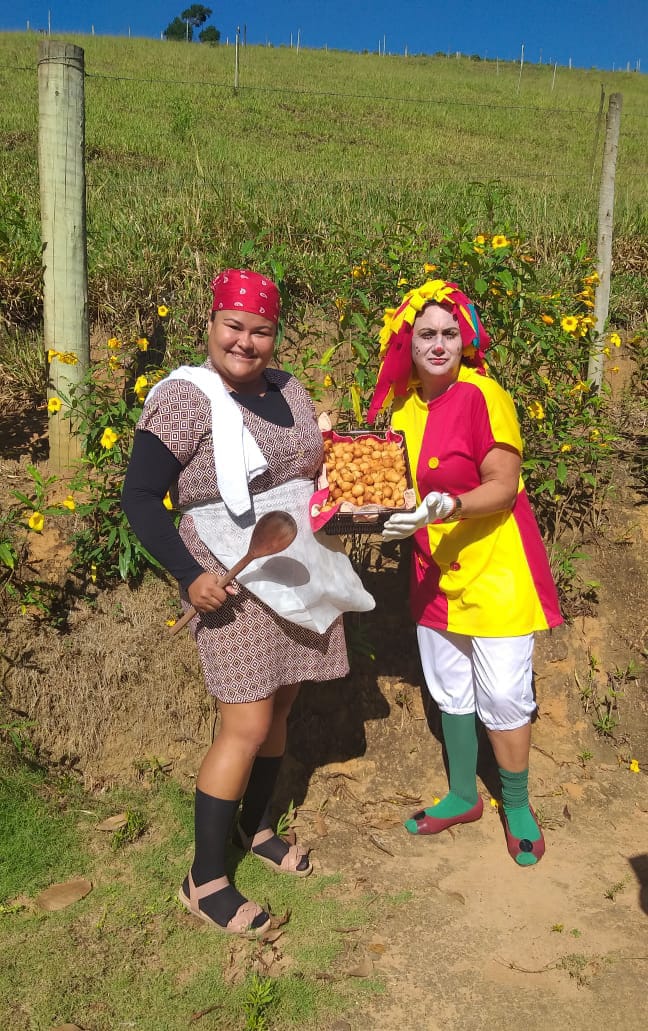 Personagens da literatura levam diversão a estudantes da rede municipal no Dia Nacional do Livro Infantil