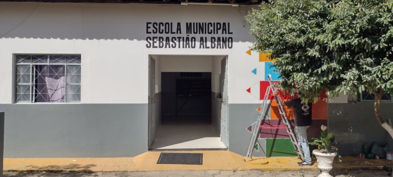 Pintura das escolas municipais estão sendo  padronizadas 