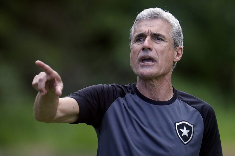 Por falta de regularização, técnico Luis Castro não estreia contra o Corinthians
