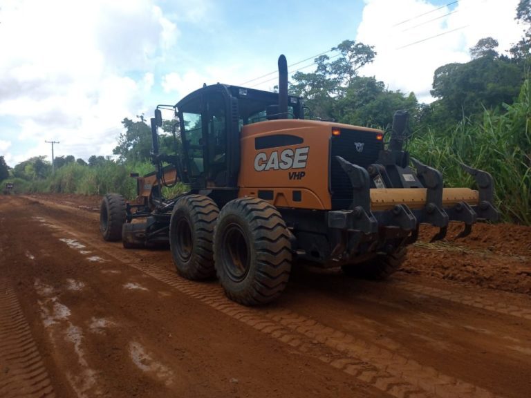 Prefeitura recupera estradas na região de Povoação