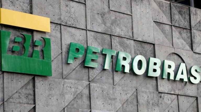 Na cena interna, segue indefinição na Petrobras