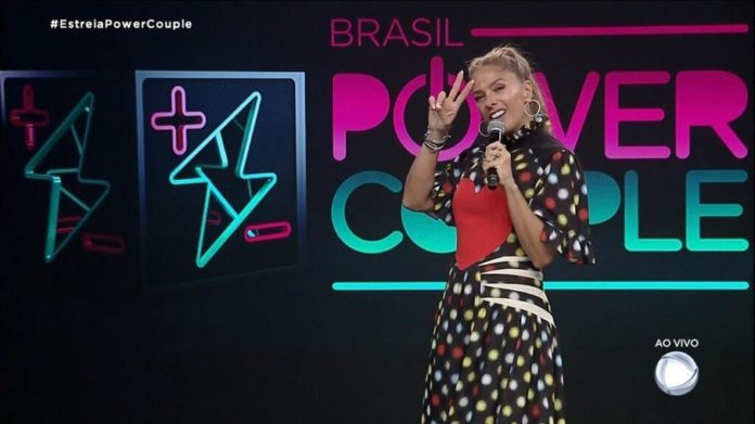 Adriane Galisteu no comando do Power Couple Brasil, em 2021