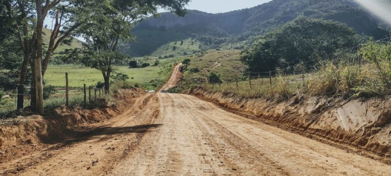 Semte realiza cascalhamento e constrói caixas secas na serra da Pratinha em Paulista