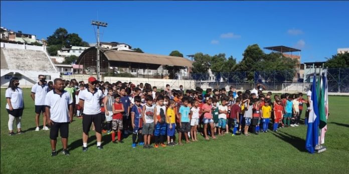 Sesport entrega materiais do projeto Campeões  de Futuro em Barra de São Francisco nesta quinta, 14
