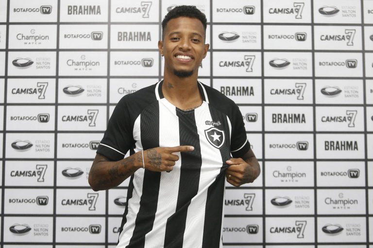 Tchê Tchê é apresentado no Botafogo: “É um privilégio estar vestindo essa camisa”