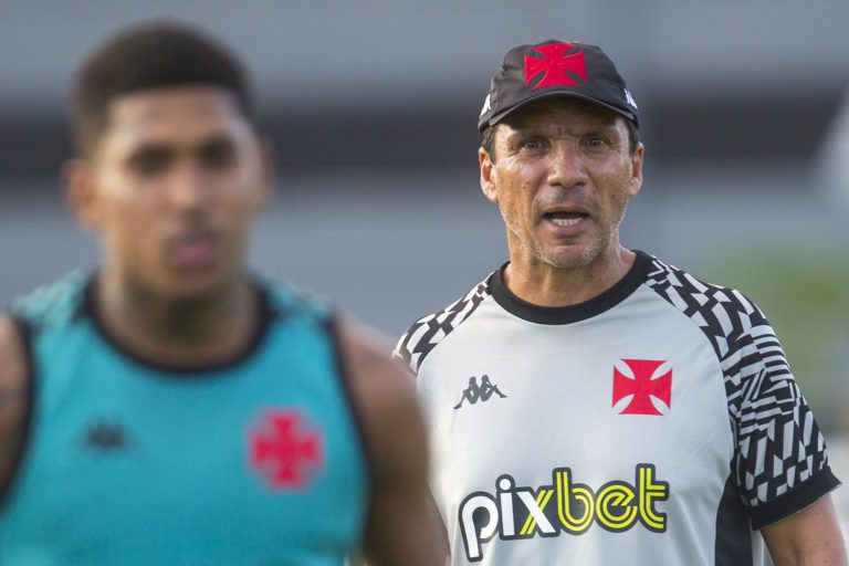 Torcida organizada do Vasco cobra diretoria, elenco e Zé Ricardo