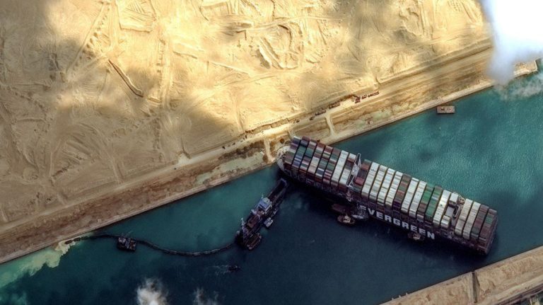 Navio preso no Canal de Suez no ano passado