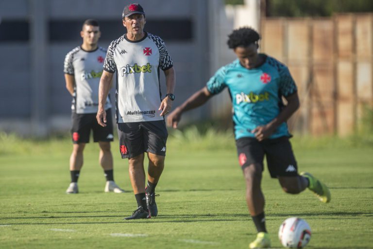 Vasco corre contra o tempo em busca de um zagueiro