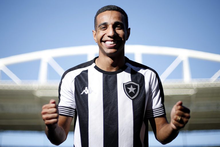Victor Sá destaca adaptação ao Botafogo: “Fui muito bem recebido”