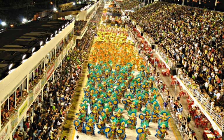 Sete escolas desfilam em busca do título de campeã do Carnaval de Vitória 2022