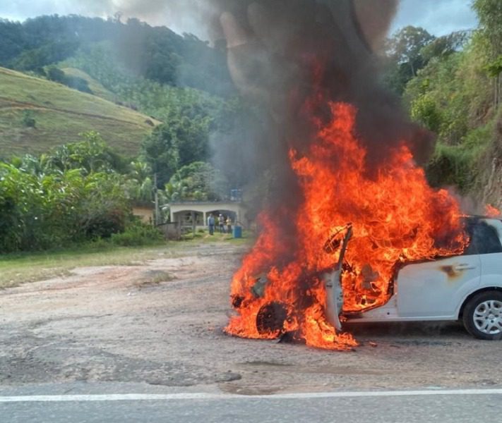 Carro da Prefeitura de Itapemirim pega fogo na BR 101 Sul