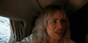 Madeleine questionará o piloto se é possível seguir viagem (Foto: Reprodução / Globo)