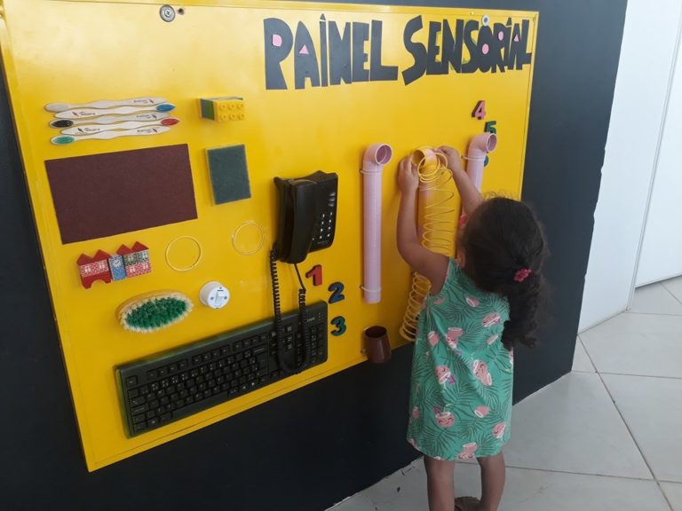 Painel sensorial voltado ao público infantil é instalado no CRE de São Mateus