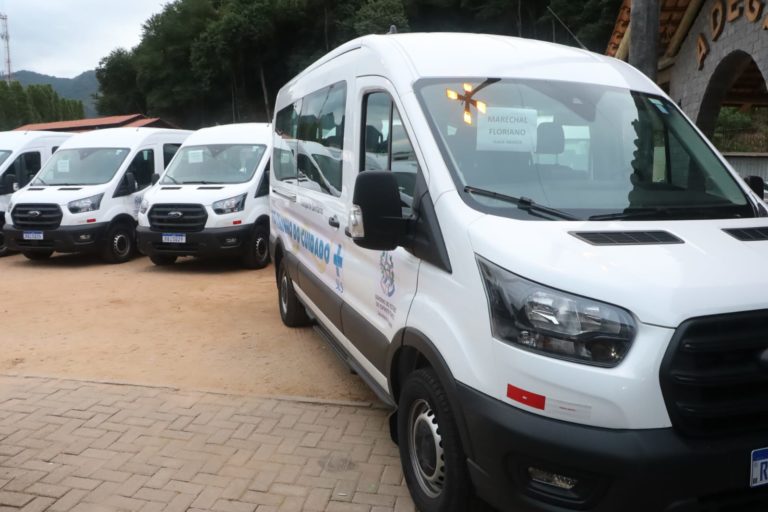 Governo entrega veículos de transporte sanitário aos municípios das regiões Sul e Serrana
