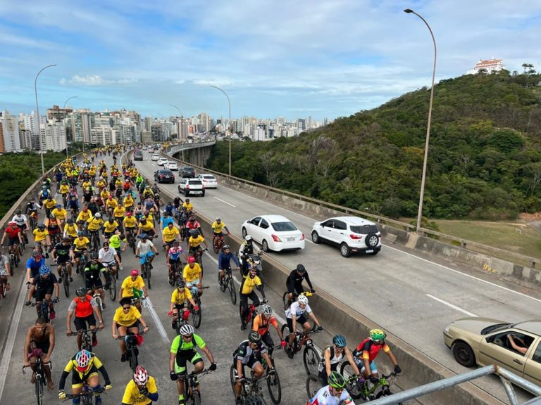 Ciclistas espalham mensagem da paz no trânsito nas ruas de Vitória e Vila Velha