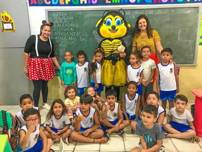 Alunos de escola do bairro Juparanã aprendem de forma lúdica onde pode e não pode tocar   		